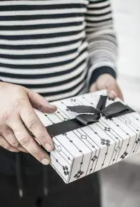 אנחנו נכתוב שיר בהזמנה אישית - אתם רק צריכים להפתיע! gift 2798950 640 203x300 - אנחנו נכתוב שיר בהזמנה אישית - אתם רק צריכים להפתיע!