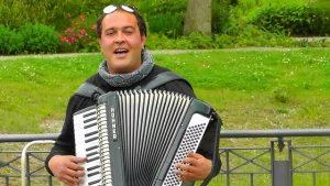 accordion player 362718 640 300x169 - מברק מזמר? שליחת שיר בהזמנה